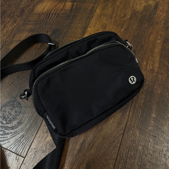 lululemon athletica Handbags - Lululemon Everywhere Crossbody Bag 2L